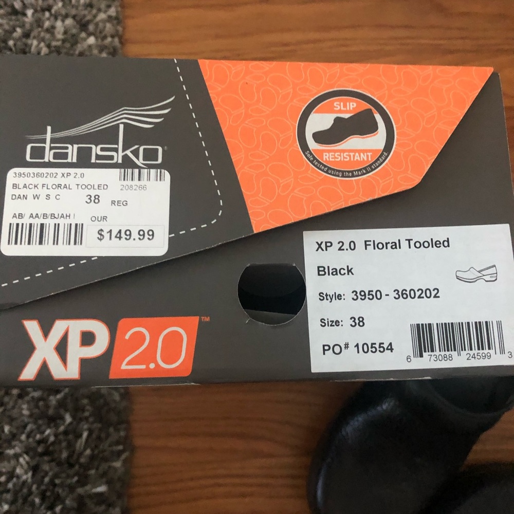 Dansko XP clogs brand new